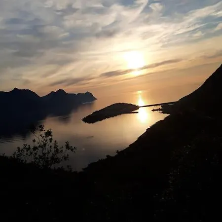 Apartment Senja, Husoy I Senja. Leilighet Med Utsikt Over Fjord Og Fjell