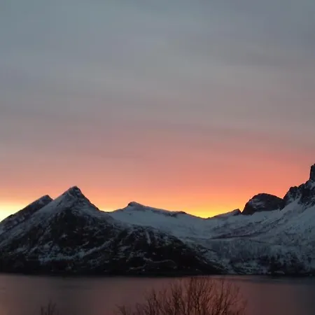 Senja, Husoy I Senja. Leilighet Med Utsikt Over Fjord Og Fjell Tofta