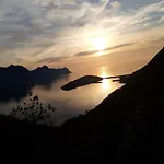 Apartmán Senja, Husoy I Senja. Med Utsikt Over Fjord Og Fjell