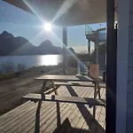 Senja, Husoy I Senja. Med Utsikt Over Fjord Og Fjell Apartmán