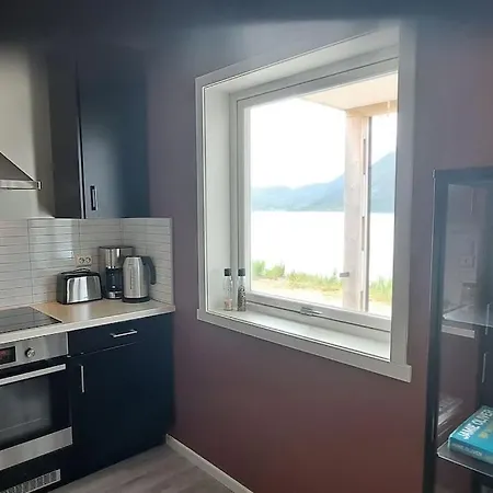 Senja, Husoy I Senja. Med Utsikt Over Fjord Og Fjell * Tofta