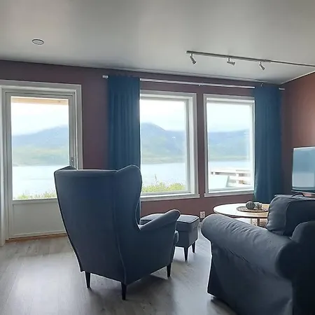 Senja, Husoy I Senja. Med Utsikt Over Fjord Og Fjell Apartmán Tofta